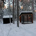 Minimaja Ja Saunamaja Vaatega Maennimetsale