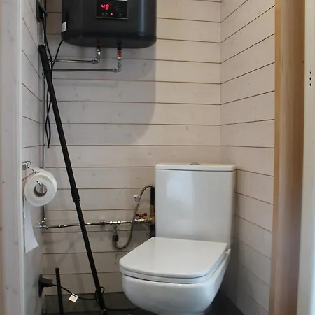 Minimaja Ja Saunamaja Vaatega Maennimetsale Syytme